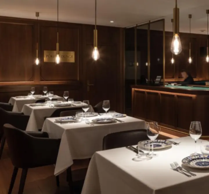 Elegáns magyar fine dining étterem terített asztalokkal